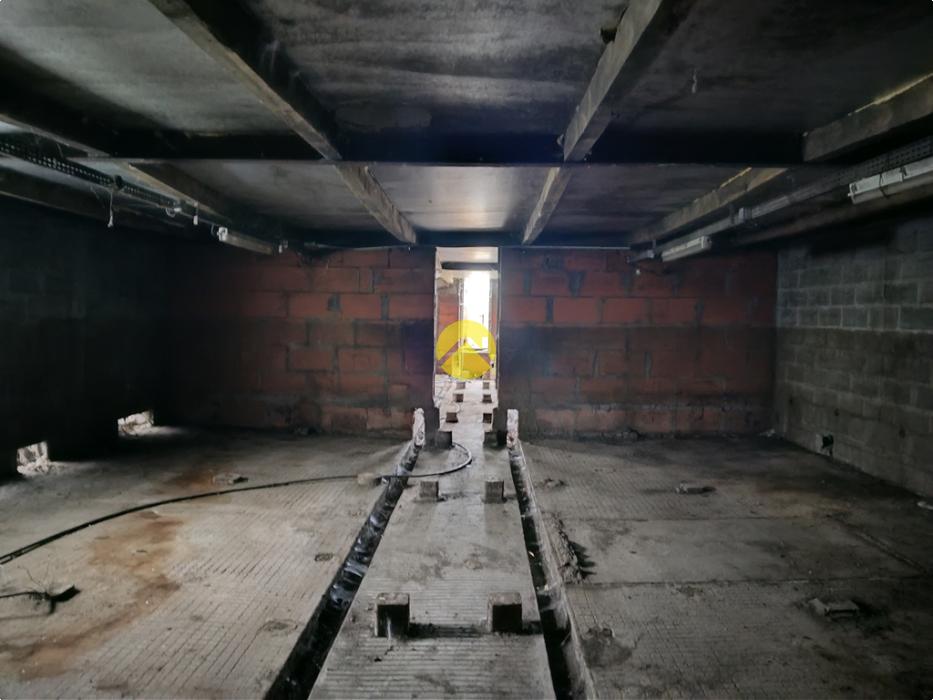 Bâtiments 1360m2  à côté de D1