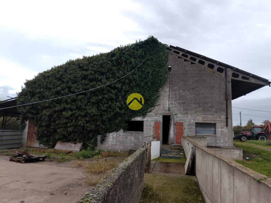 Bâtiments 1360m2  à côté de D1