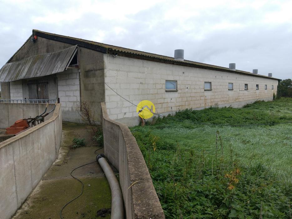 Bâtiments 1360m2  à côté de D1