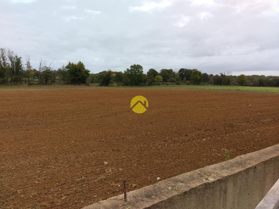 Bâtiments 1360m2  à côté de D1