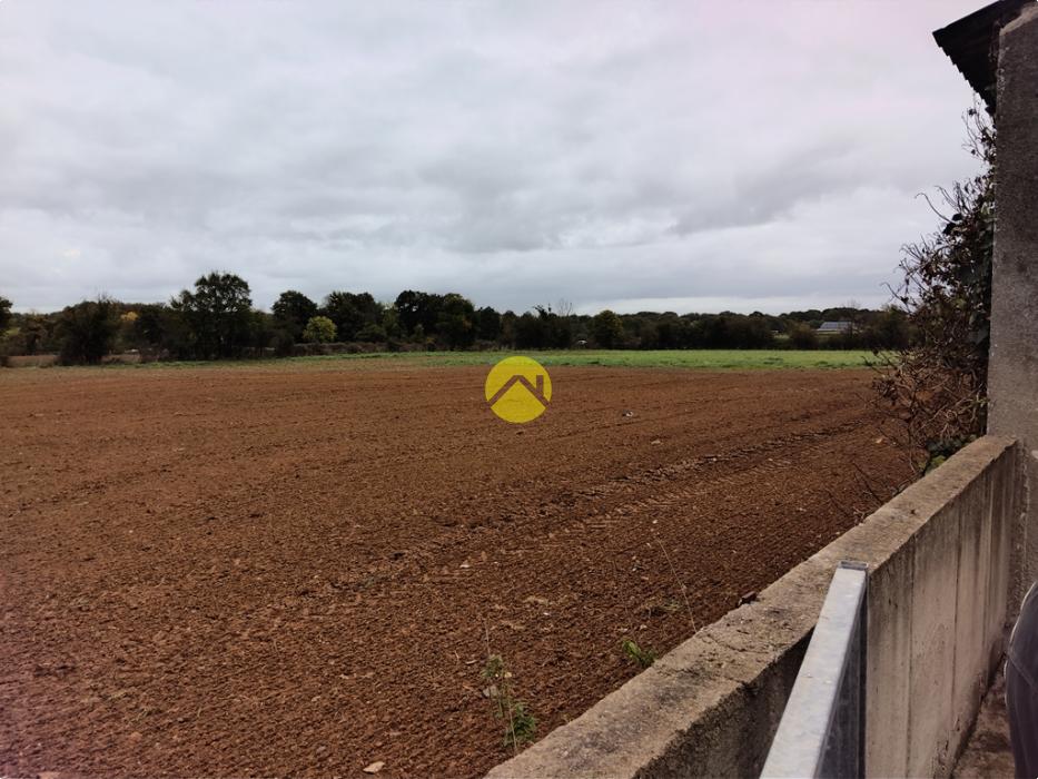 Bâtiments 1360m2  à côté de D1