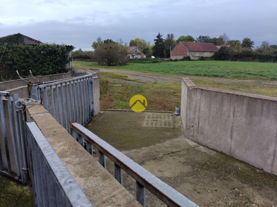 Bâtiments 1360m2  à côté de D1