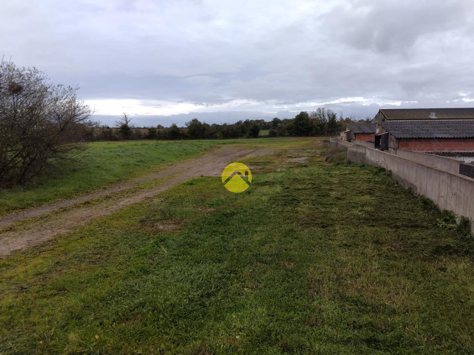 Bâtiments 1360m2  à côté de D1