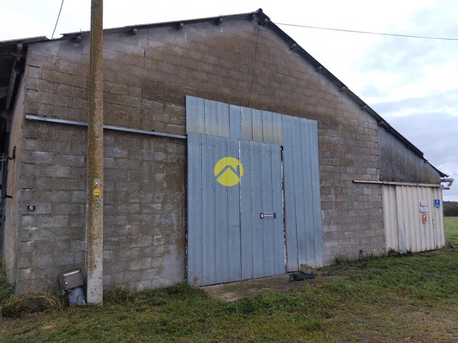 Bâtiments 1360m2  à côté de D1