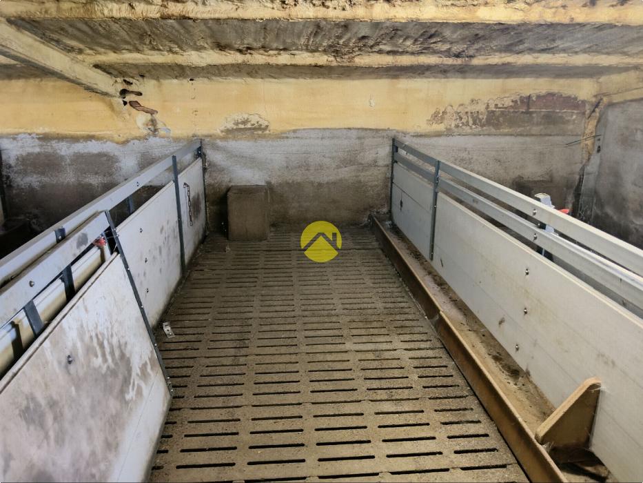 Bâtiments 1360m2  à côté de D1