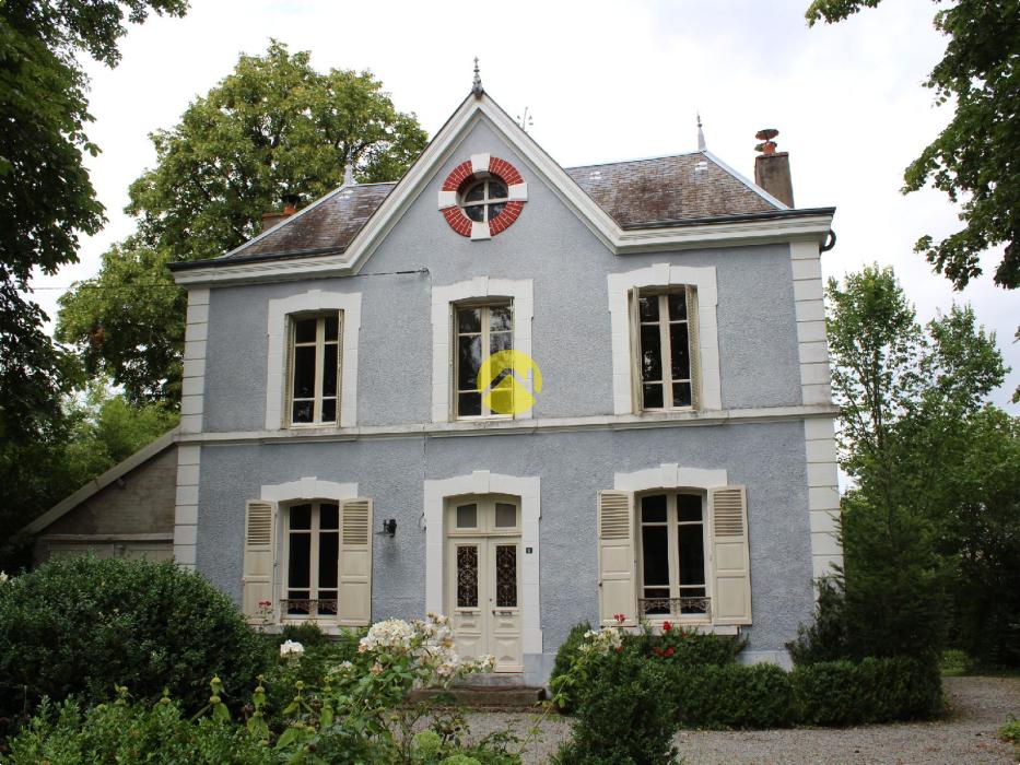 Petit Chateau avec ses 35 hect