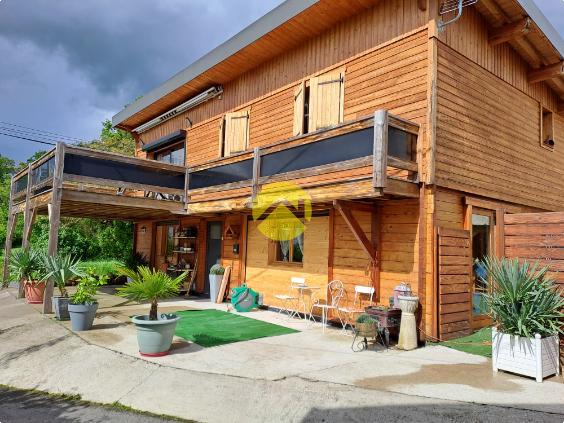 Grande maison en bois