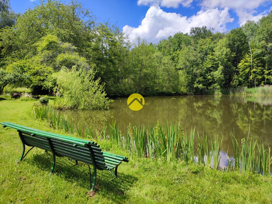 LONGERE AVEC ETANG ET PRAIRIE