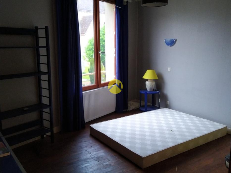 Dans bourg avec commerces 