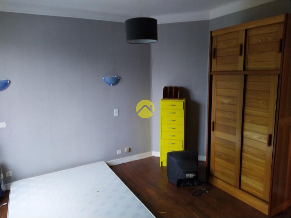 Dans bourg avec commerces 