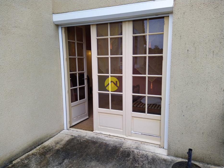 Dans bourg avec commerces 