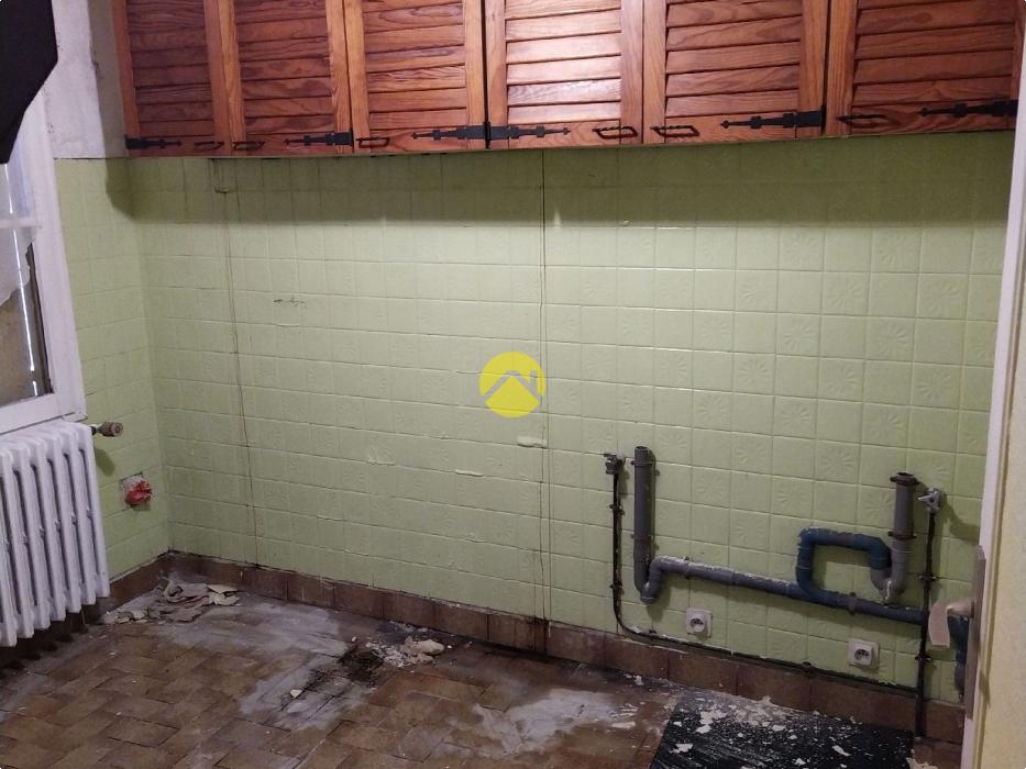 Dans bourg avec commerces 