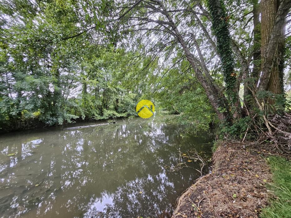 joli terrain avec cours d'eau 