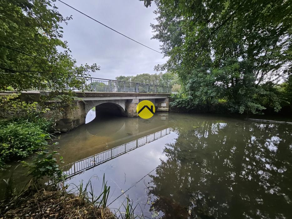 joli terrain avec cours d'eau 