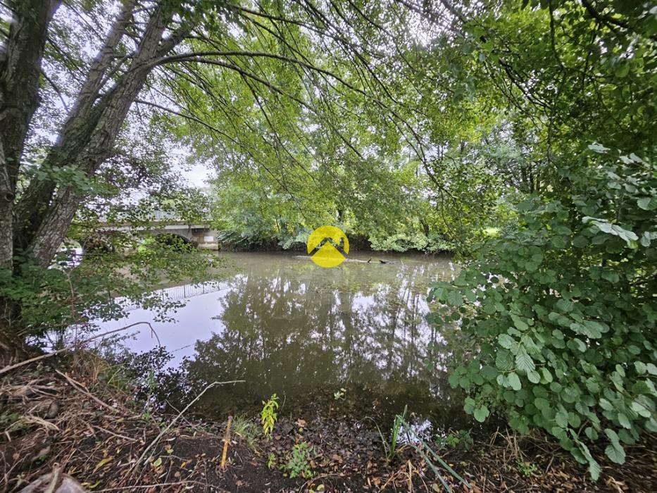 joli terrain avec cours d'eau 