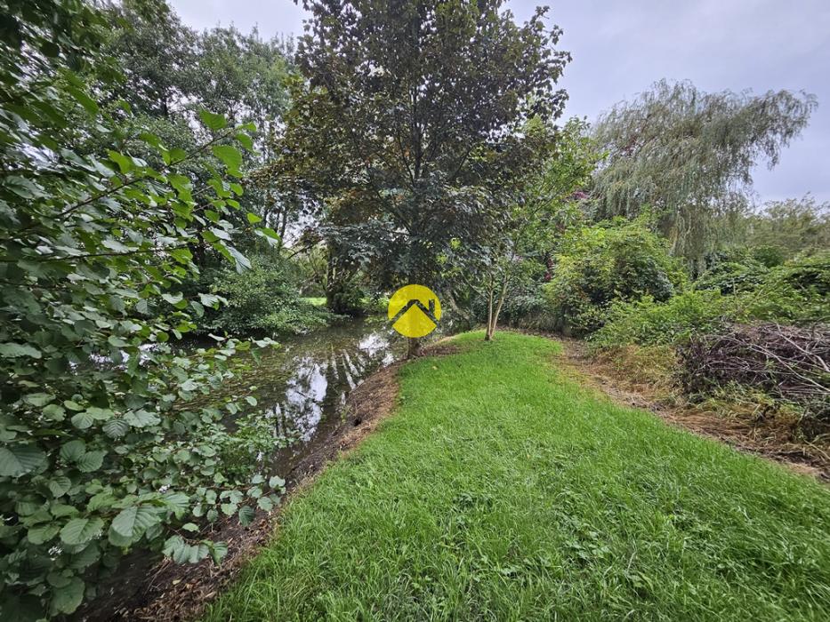 joli terrain avec cours d'eau 