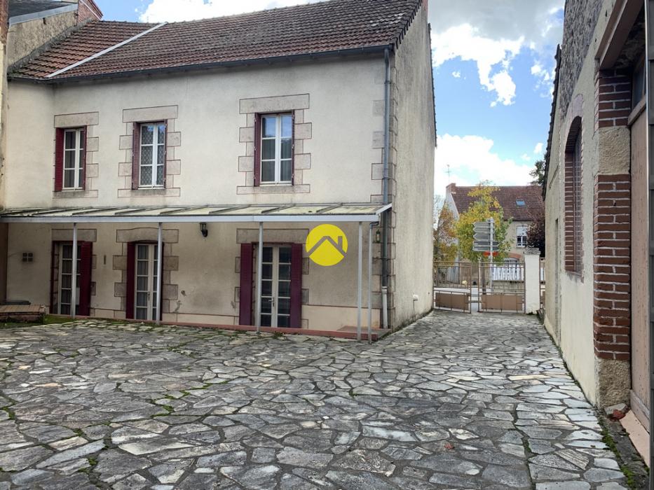 MAISON DE BOURG AVEC JARDIN 