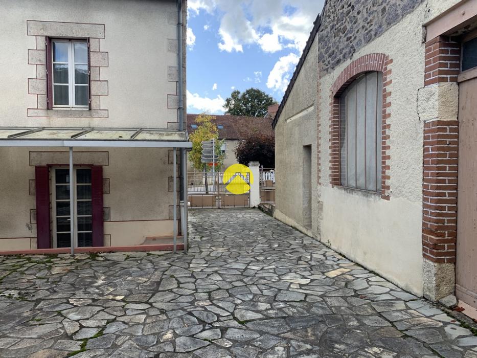 MAISON DE BOURG AVEC JARDIN 