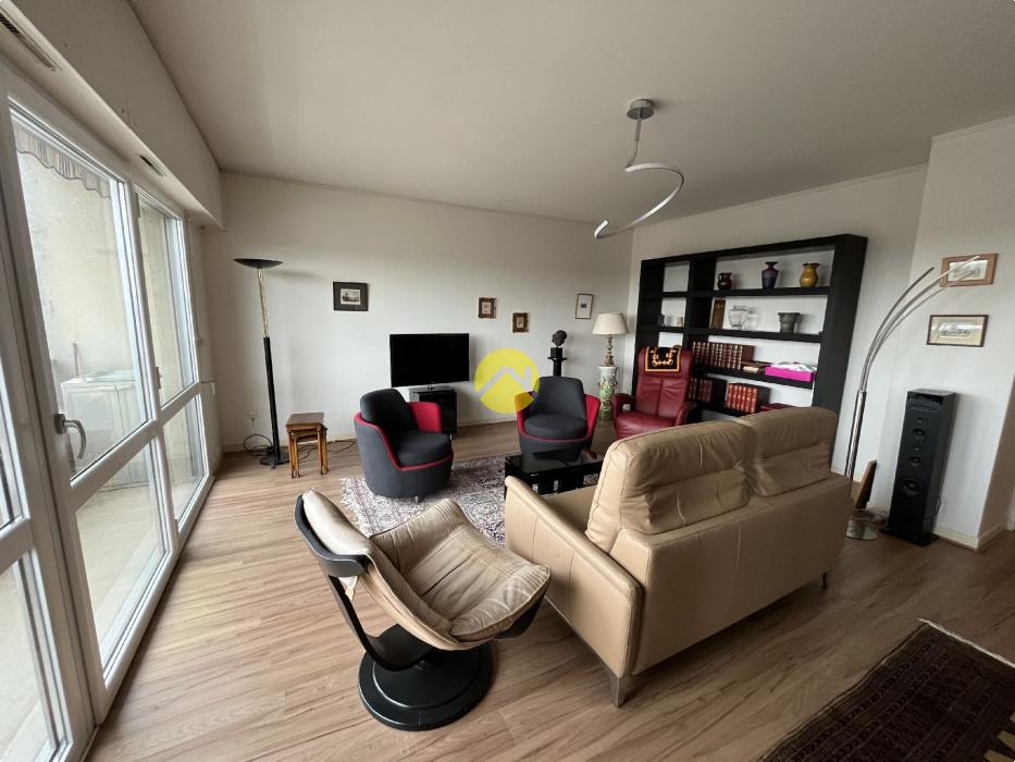 APPARTEMENT AVEC BALCON GARAGE
