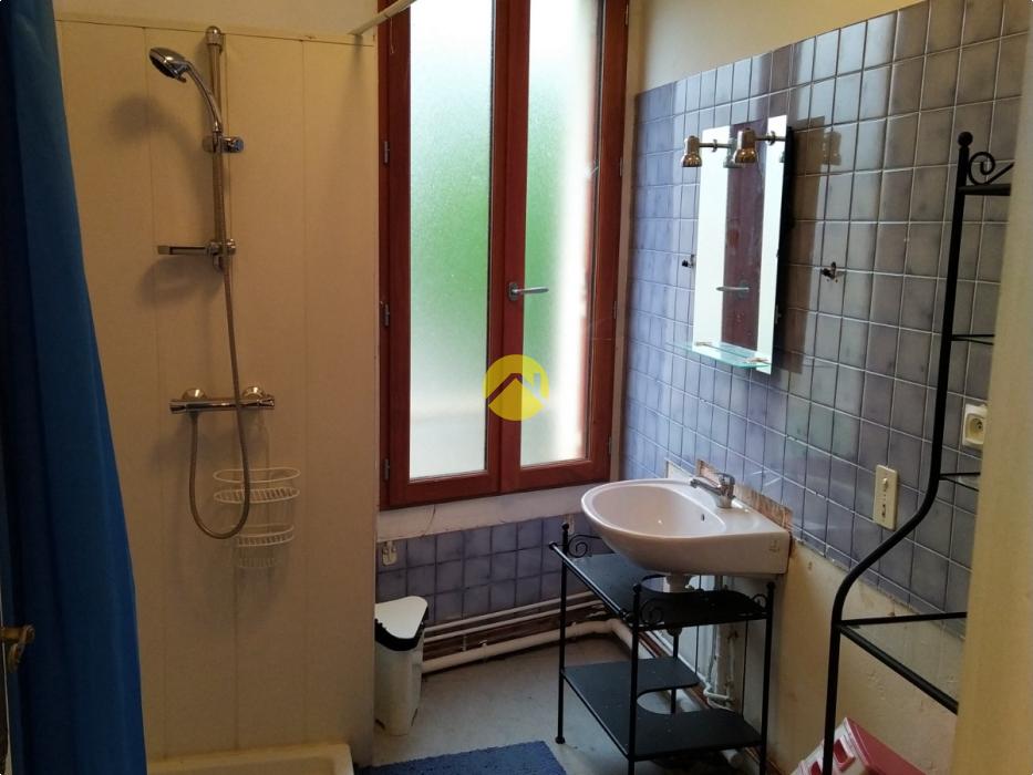 Dans bourg avec commerces 