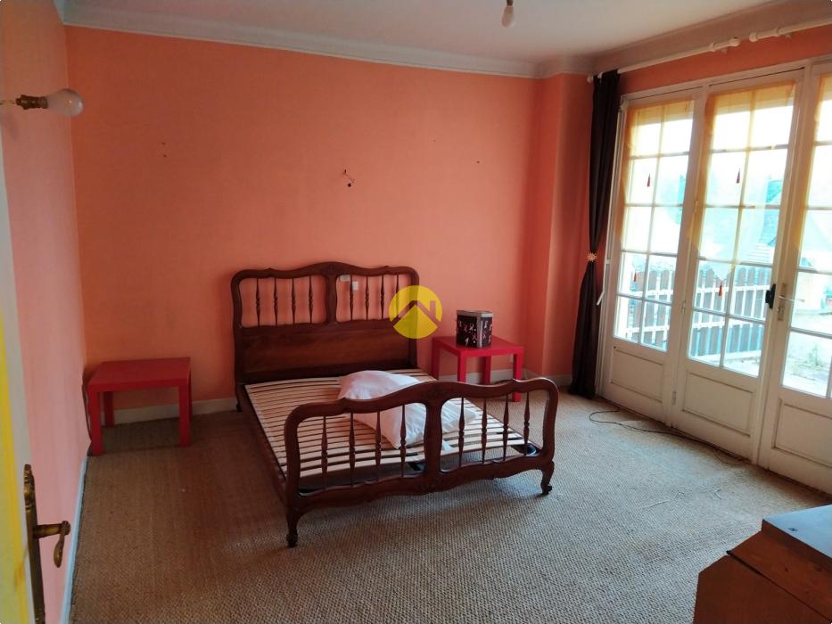 Dans bourg avec commerces 