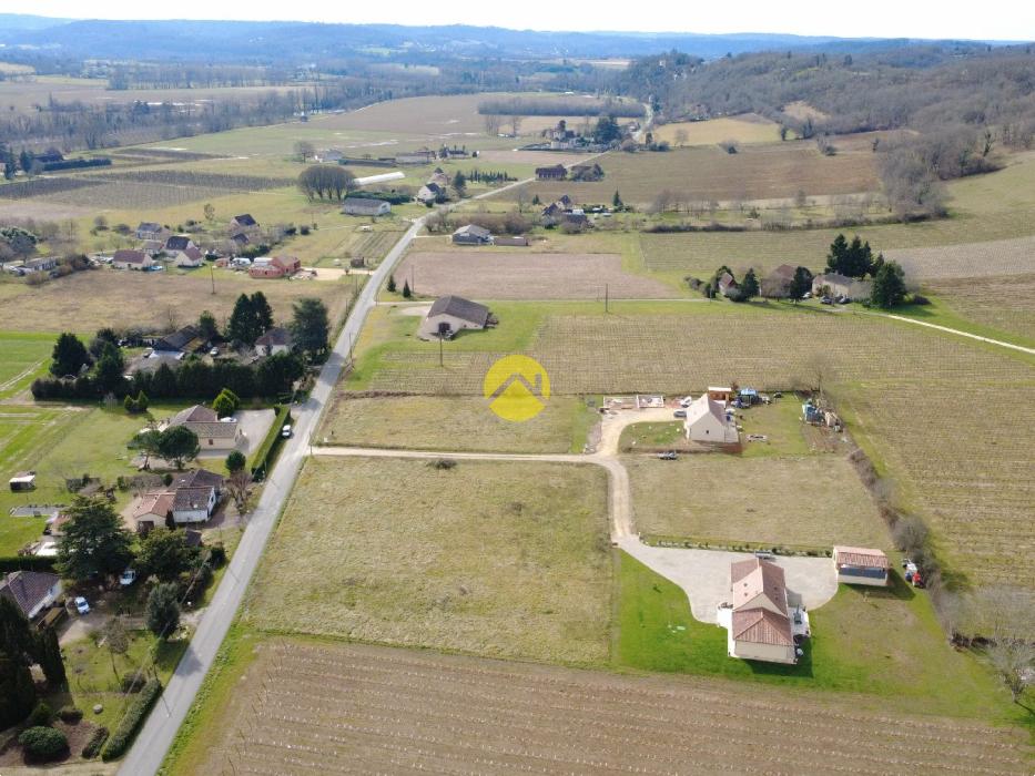 Joli terrain à batir de 2482 à un des plus beaux villages de France