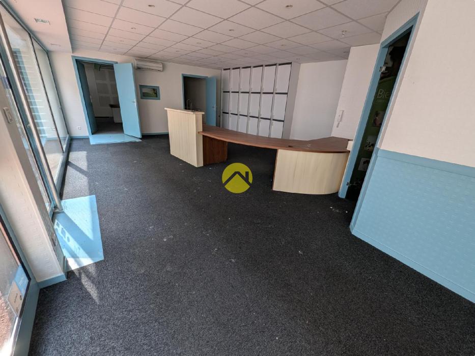 LOCAL 123m² hyper centre. Gd garage