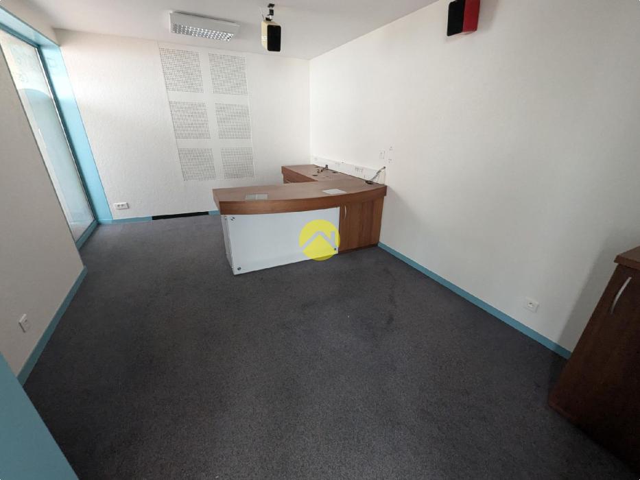 LOCAL 123m² hyper centre. Gd garage
