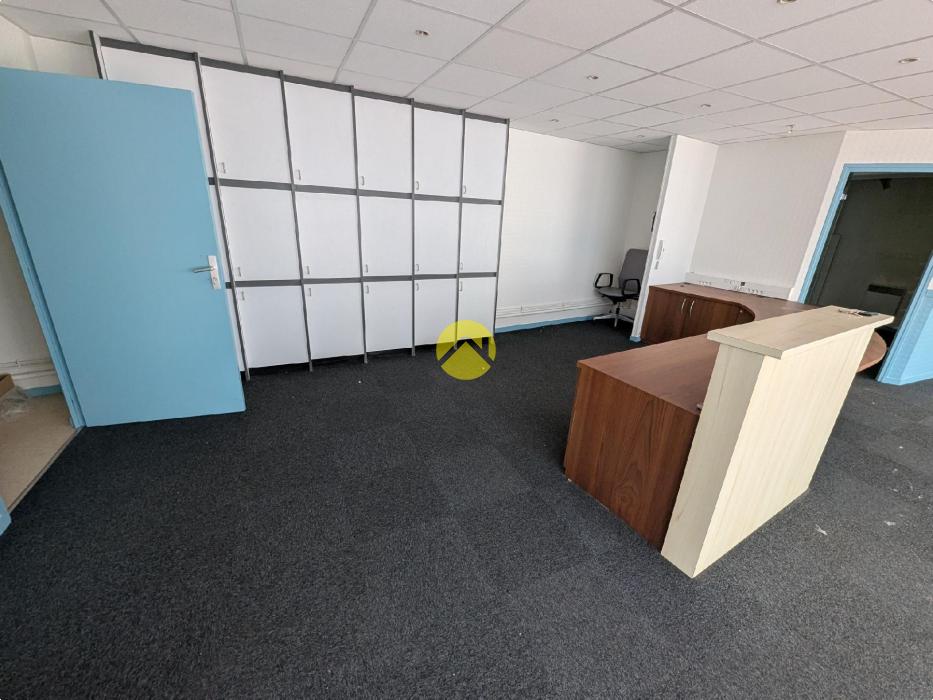 LOCAL 123m² hyper centre. Gd garage