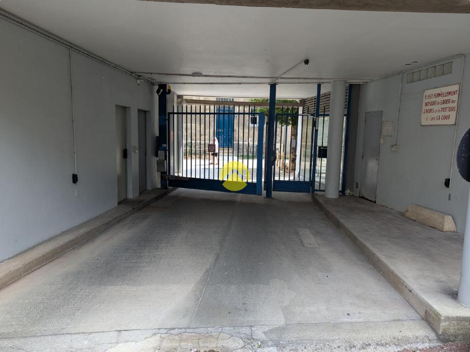 LOCAL 123m² hyper centre. Gd garage