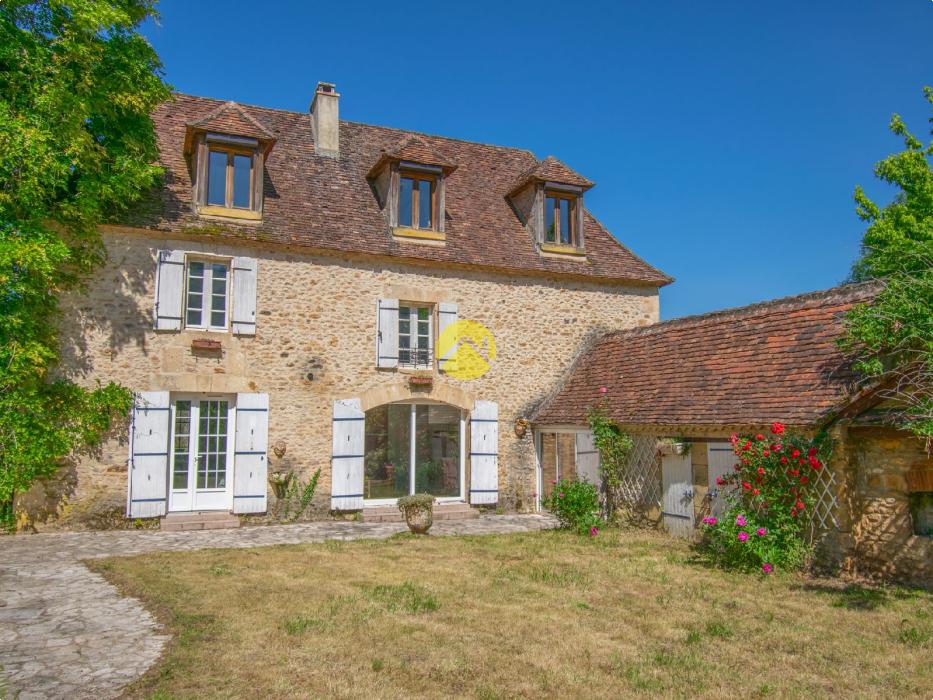 Périgourdinne au bord de la Vézère