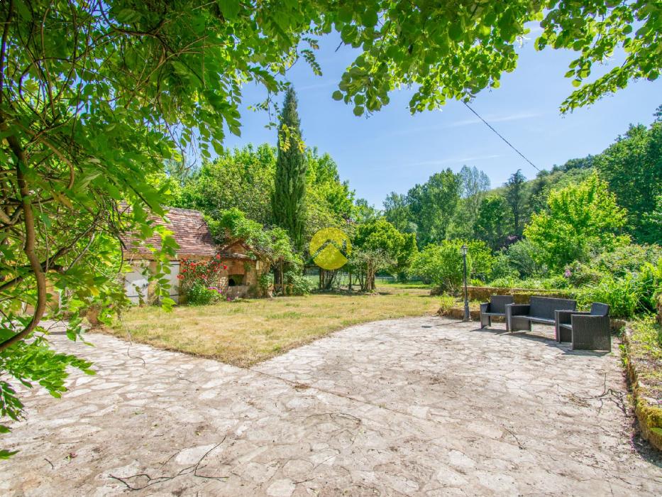 Périgourdinne au bord de la Vézère