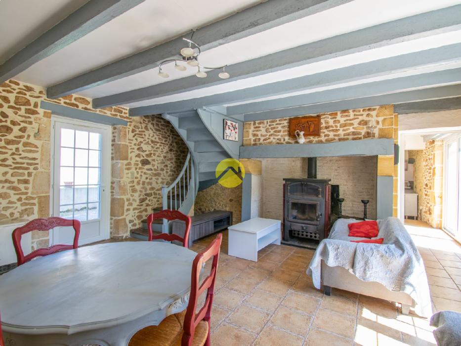 Périgourdinne au bord de la Vézère