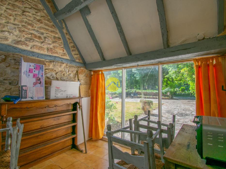 Périgourdinne au bord de la Vézère