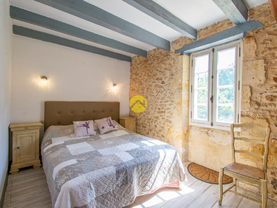 Périgourdinne au bord de la Vézère