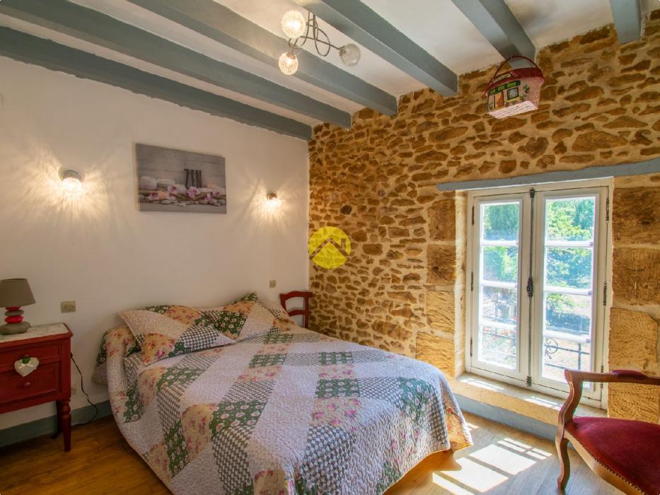 Périgourdinne au bord de la Vézère