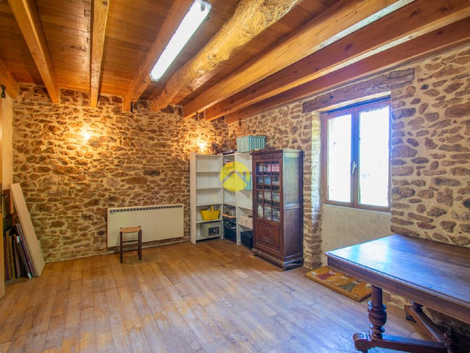 Périgourdinne au bord de la Vézère