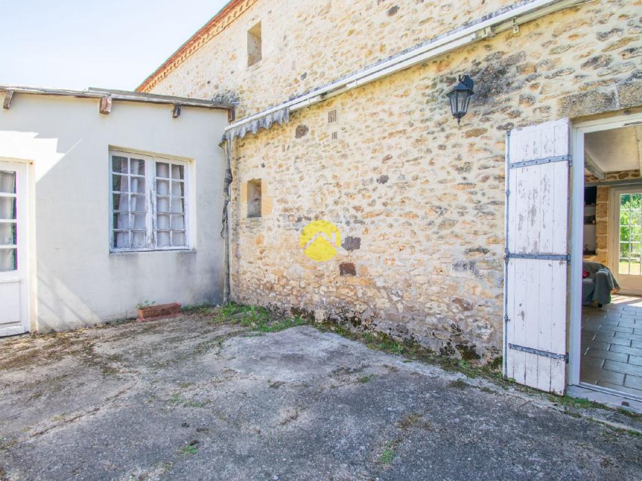 Périgourdinne au bord de la Vézère