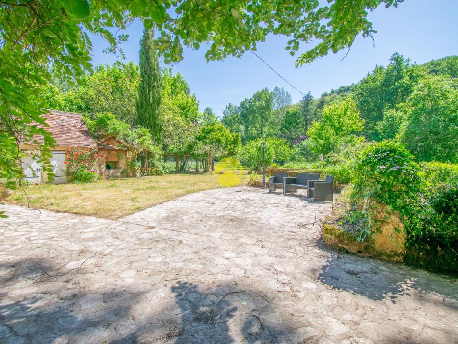 Périgourdinne au bord de la Vézère