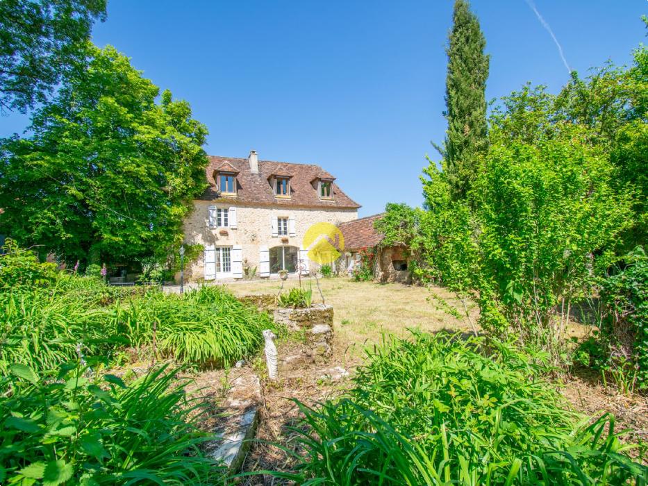 Périgourdinne au bord de la Vézère