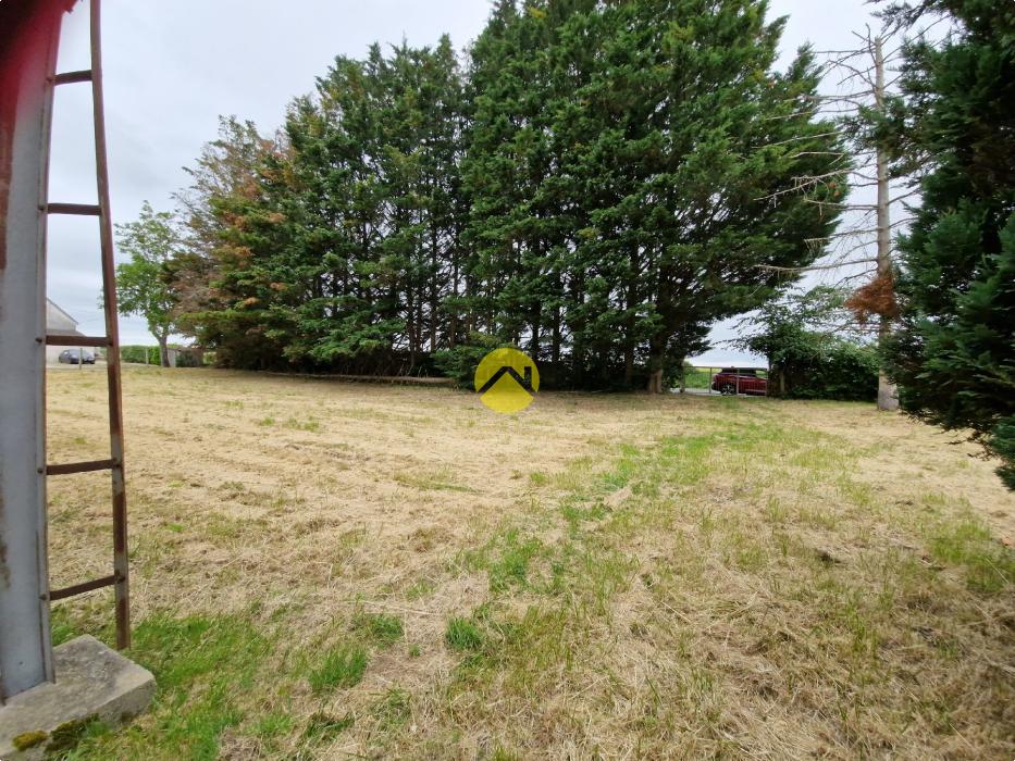 TERRAIN de 2186 m² AVEC HANGAR