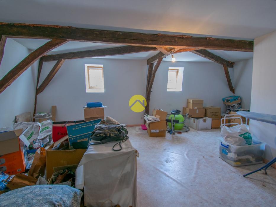 Immeuble avec commerce et app. 2 ch