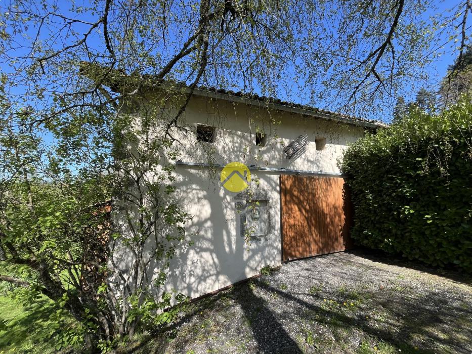 Propriété avec terrain et étang