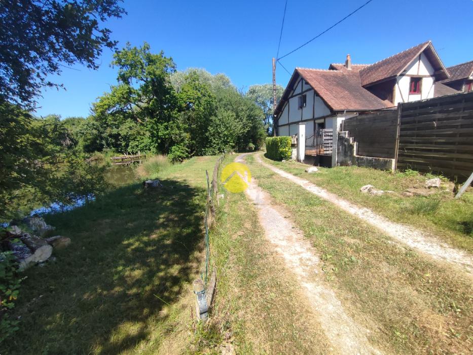 Longère dans son cadre bucolique