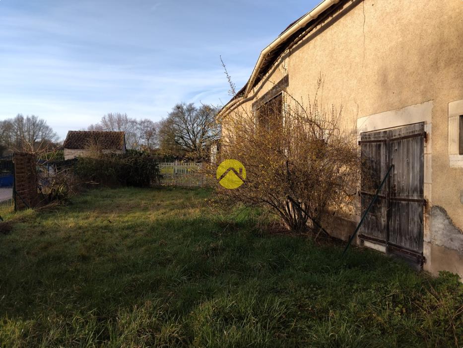 Corps de ferme proche village