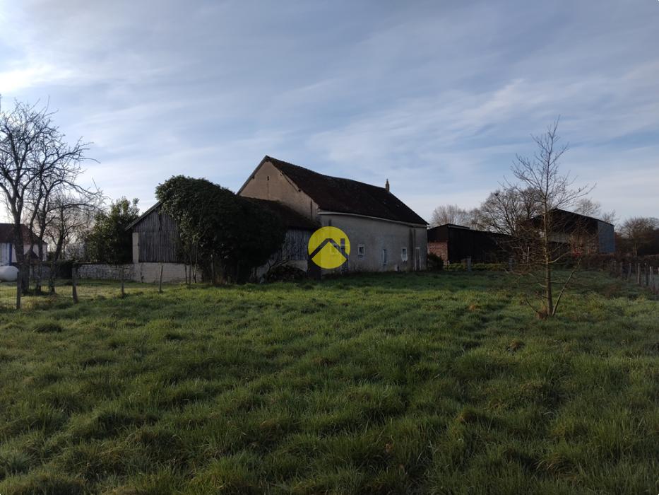Corps de ferme proche village