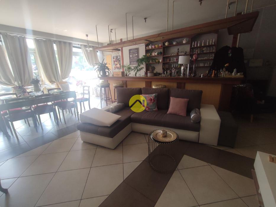 IMMEUBLE MIXTE/LICENCE IV