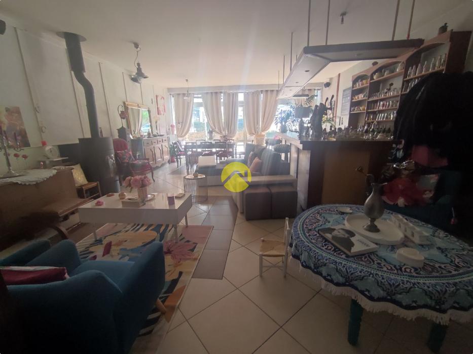 IMMEUBLE MIXTE/LICENCE IV