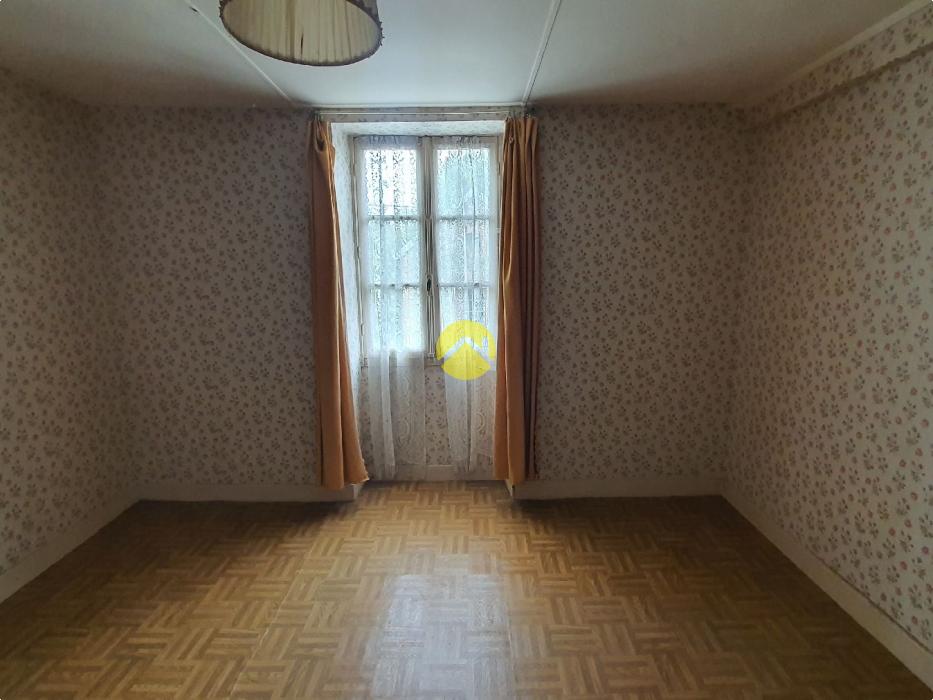MAISON DE VILLAGE A RENOVER