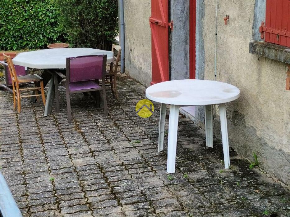 Maison avec terrain et dépendances